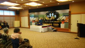 『露の団姫さん』の落語とトークショーの様子 北九州仏教会館本堂にて