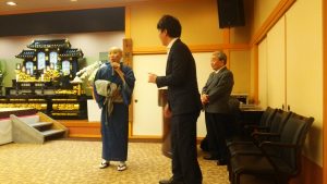 『露の団姫さん』の落語とトークショーの様子 北九州仏教会館本堂にて